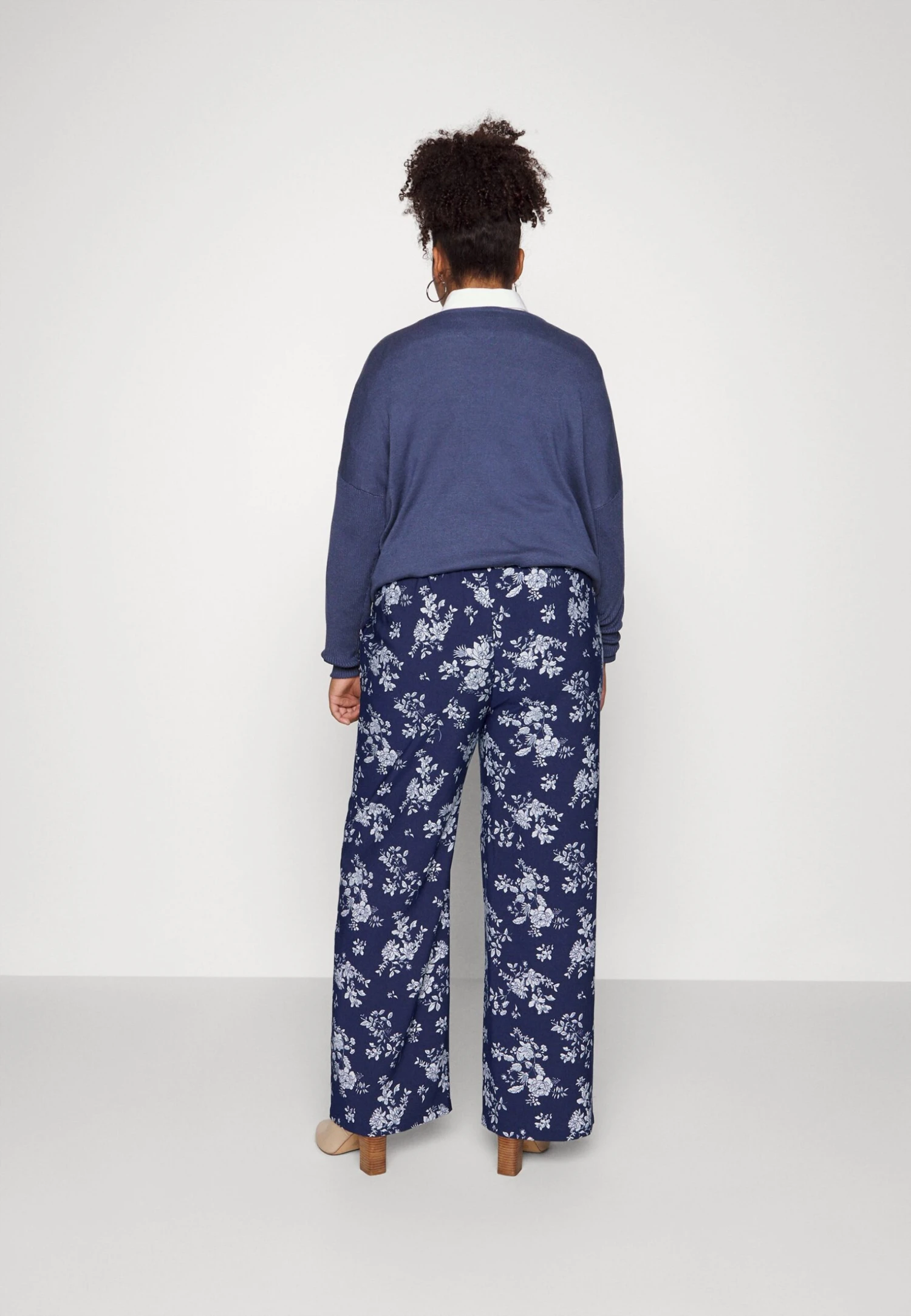 Wide Leg Pant - Pantalon Classique - Dark Blue/Off-White 5 Wide Leg Pant - Pantalon Classique - Dark Blue/Off-White – Image 3