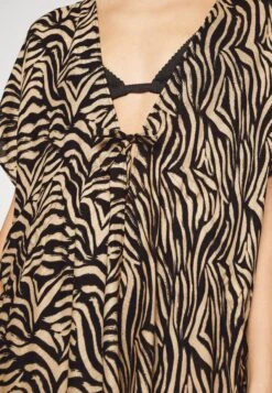 Anna Field Printed Short Kimono / 606 - Khaki_003 - Off-White - Accessoire De Plage - Black/Tan 11 Anna Field Printed Short Kimono / 606 - Khaki_003 - Off-White - Accessoire De Plage - Black/Tan -Anna Field cbb738f4c85b498492a5a88783fde557